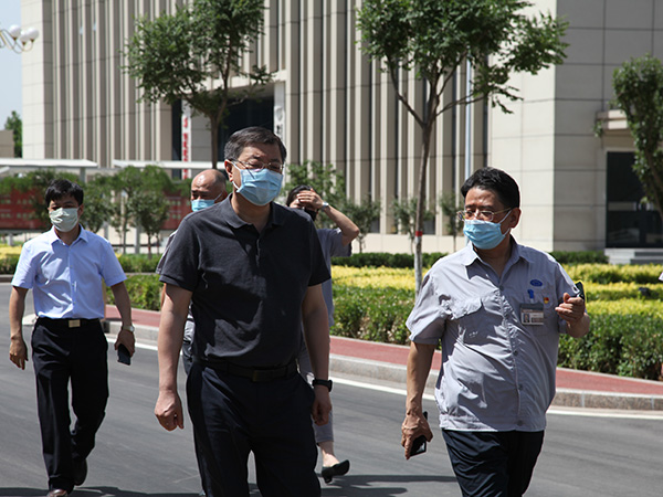 6月2日上午，省工商聯主席劉勁松、經聯處處長周新合、副處長郝旭光一行三人赴盛華企業集團調研企業復工復產情況并就全國“兩會”精神進行宣講。縣委統戰部部長祁立廣，縣工商聯主席吳紅梅陪同調研。